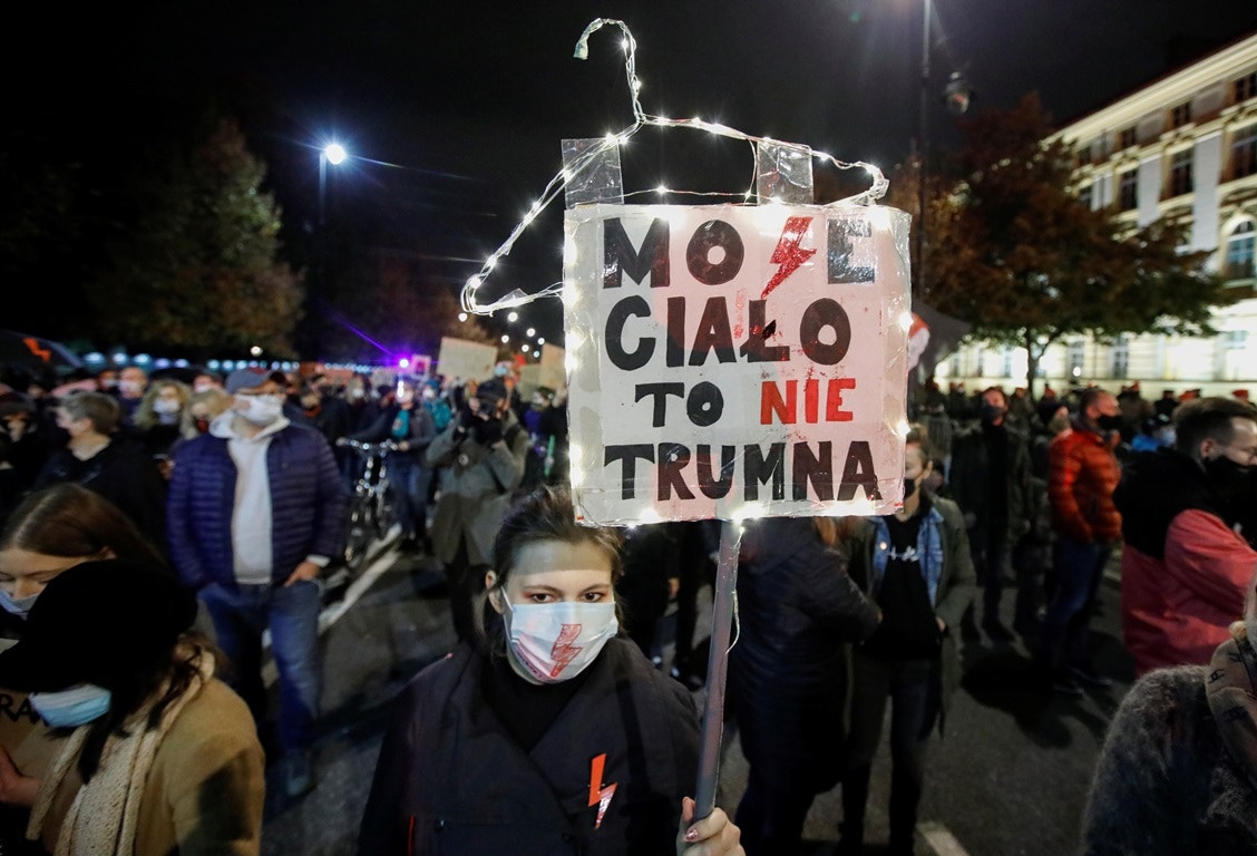  Dia 30, Vars&oacute;via, l&ecirc;-se no cartaz: &quot;o meu corpo n&atilde;o &eacute; um caix&atilde;o&quot; | Kacper Pempel - Reuters 