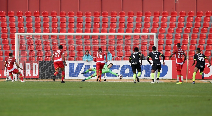O jogador do Desportivo das Aves, Rodrigo Soares (E), marca um golo de grande penalidade 
