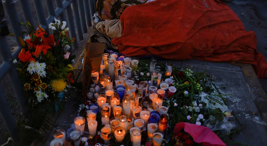 Um grupo de migrantes dorme junto ao local de homenagem aos 38 mortos do incêndio de segunda-feira, em Ciudad Juaréz. 
