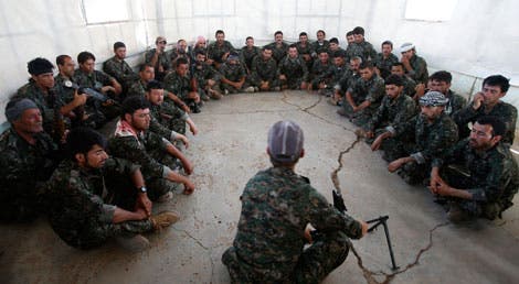 Voluntários da minoria Yazidi recebem treino militar junto de tropas curdas para combaterem os militantes do Estado Islâmico (ex-EIIL) (Foto: Reuters) Voluntários da minoria Yazidi recebem treino militar junto de tropas curdas para combaterem os militantes do Estado Islâmico (ex-EIIL) (Foto: Reuters)