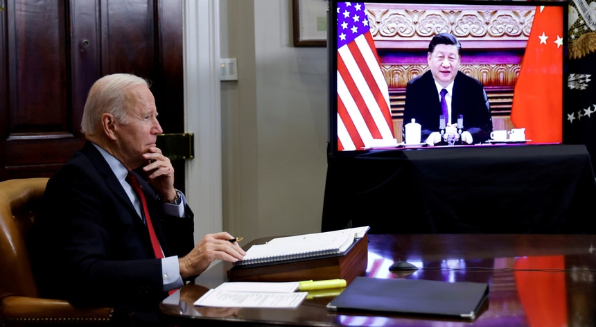 Joe Biden e Xi Jinping mantiveram uma conversa por videoconferência no passado dia 15 de novembro
