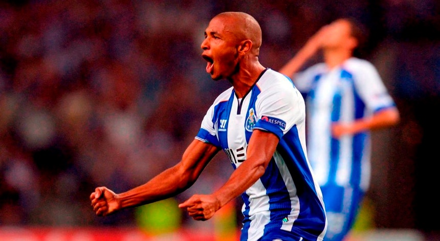 Brahimi foi um dos ausentes no treino desta manhã do FC Porto
