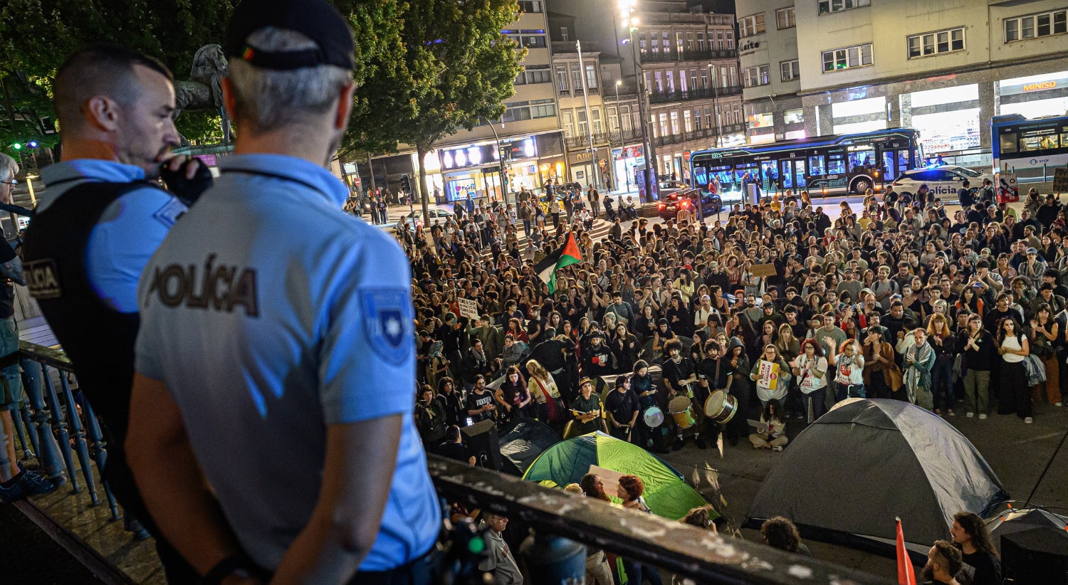 Confrontos no Porto. Ministro e diretor da PSP justificam "a��o leg�tima" contra manifestantes