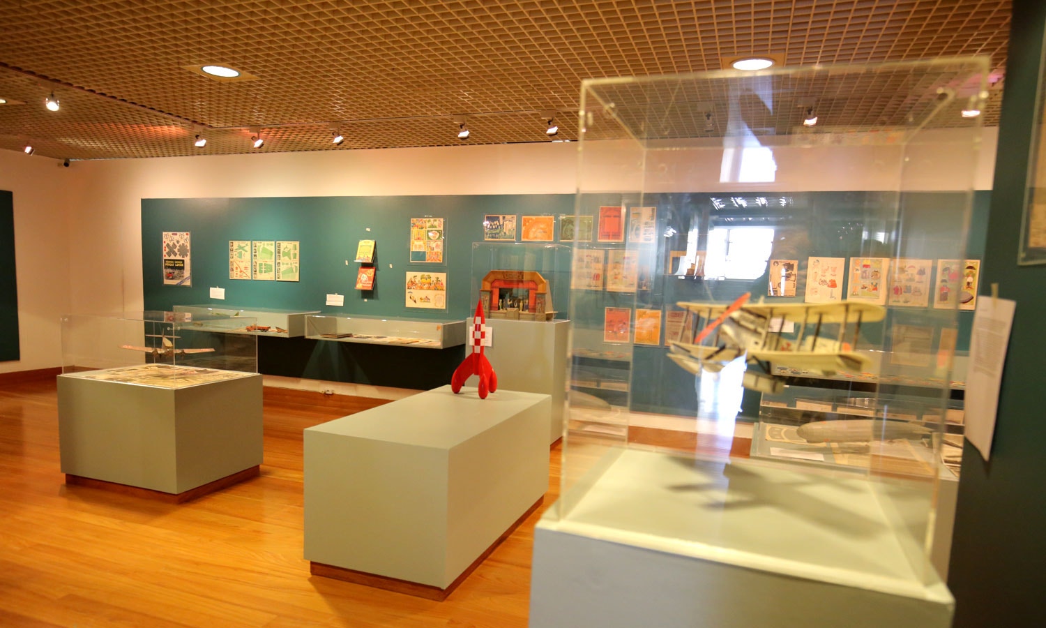  No final da d&eacute;cada de 1920 tamb&eacute;m os jornais passaram a incluir separatas, por vezes com constru&ccedil;&otilde;es de armar. &Eacute; o caso do Not&iacute;cias Miudinho, suplemento infantil do Di&aacute;rio de Not&iacute;cias, e do Pim-Pam-Pum, suplemento infantil de O S&eacute;culo. 