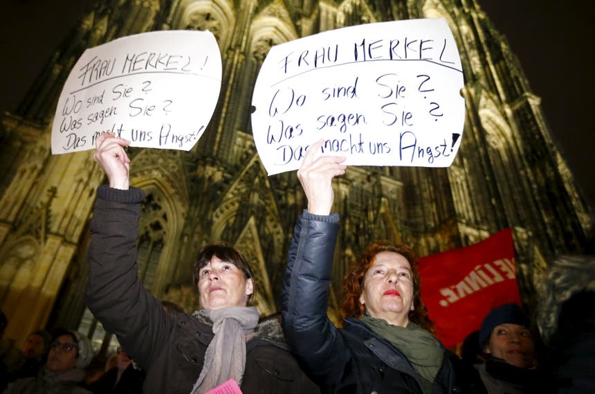 Mulheres perguntam dia 5 em Colónia "onde está a senhora Merkel?" referindo-se à chanceler Foto: Reuters Mulheres perguntam dia 5 em Colónia "onde está a senhora Merkel?" referindo-se à chanceler Foto: Reuters
