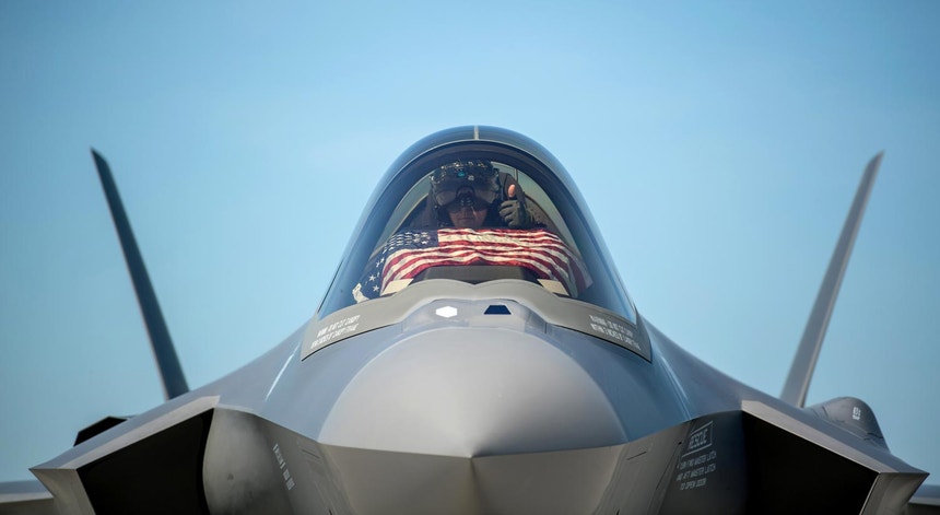 O piloto de um F-35 mostra uma bandeira norte-americana momentos antes de descolar da Base Aérea Nacional de Vermont a 23 de maio de 2020
