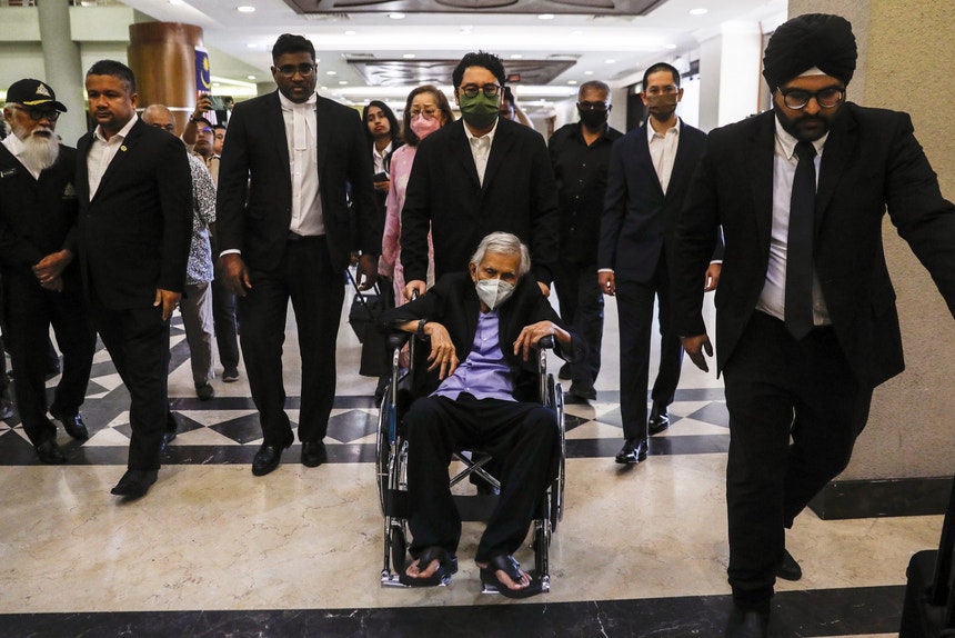 Daim Zainuddin, de 85 anos, surgiu no tribunal em cedeira de rodas
