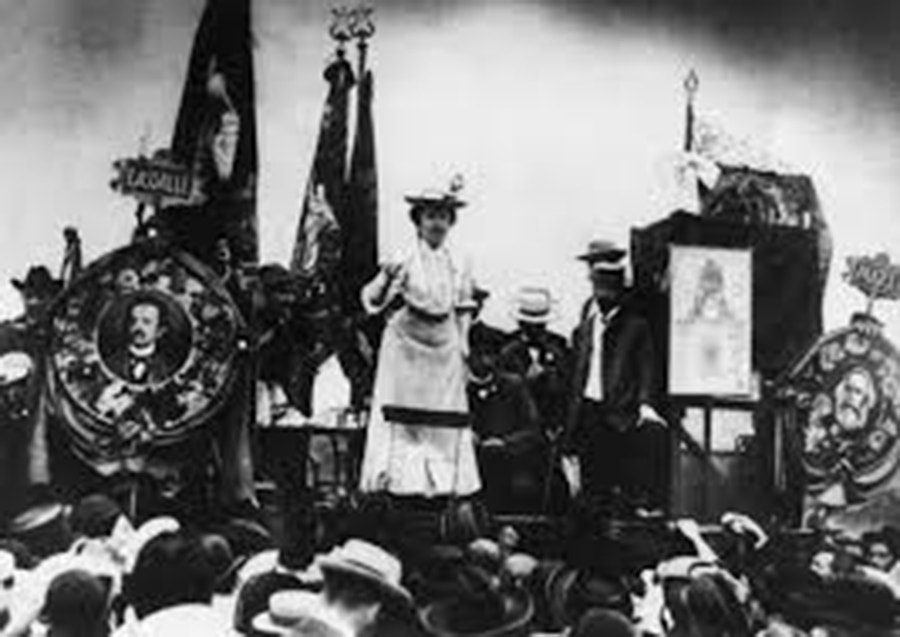 Rosa Luxemburgo discursa no congresso da Segunda Internacional em Estugarda, 1907. 