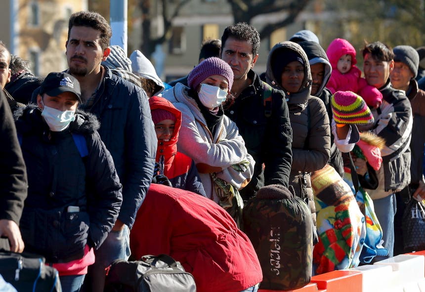 Migrantes fazem fila dia 1 de novembro numa ponte sobre um rio que divide a Áustria e a Alemanha Foto: Reuters Migrantes fazem fila dia 1 de novembro numa ponte sobre um rio que divide a Áustria e a Alemanha Foto: Reuters