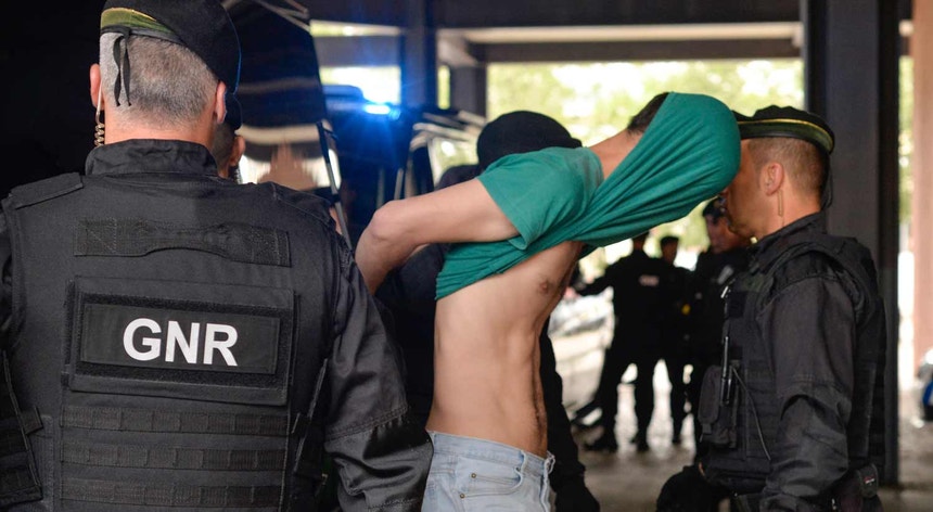 A equipa de futebol do Sporting foi atacada na Academia de Alcochete por um grupo de cerca de 50 alegados adeptos encapuzados
