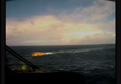 Helicóptero da Força Aérea Portuguesa ajudou no resgate dos tripulantes de um navio que naufragou em águas espanholas
