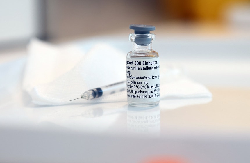 Imagem de Alerta para os riscos de aplicação de botox e ácido hialurónico