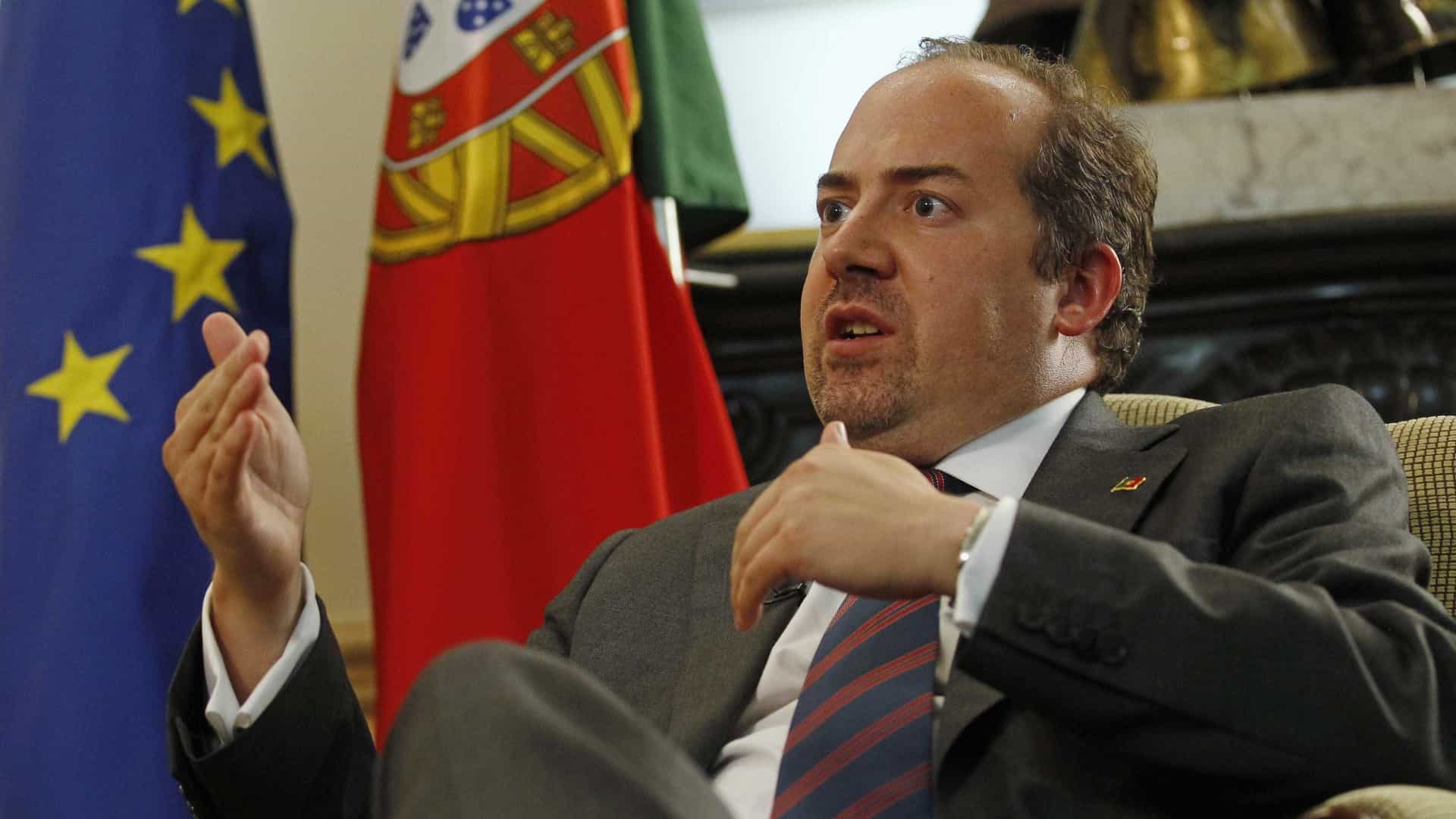 Governo sente-se incomodado por �lvaro Santos Pereira