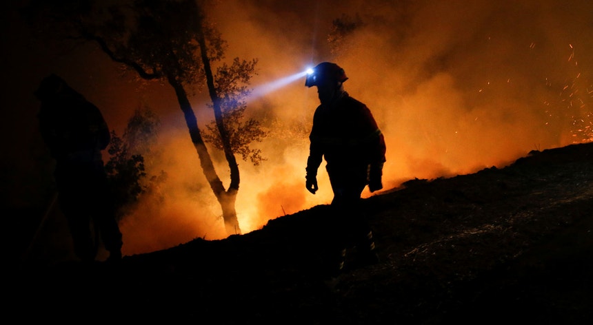 Bombeiro combate incêndio na Lousã, em 2017
