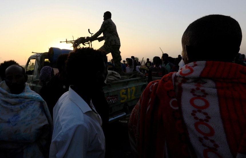 Patrulha sudanesa vigia o êxodo de milhares de etíopes em fuga da região de Tigray, em novembro de 2020
