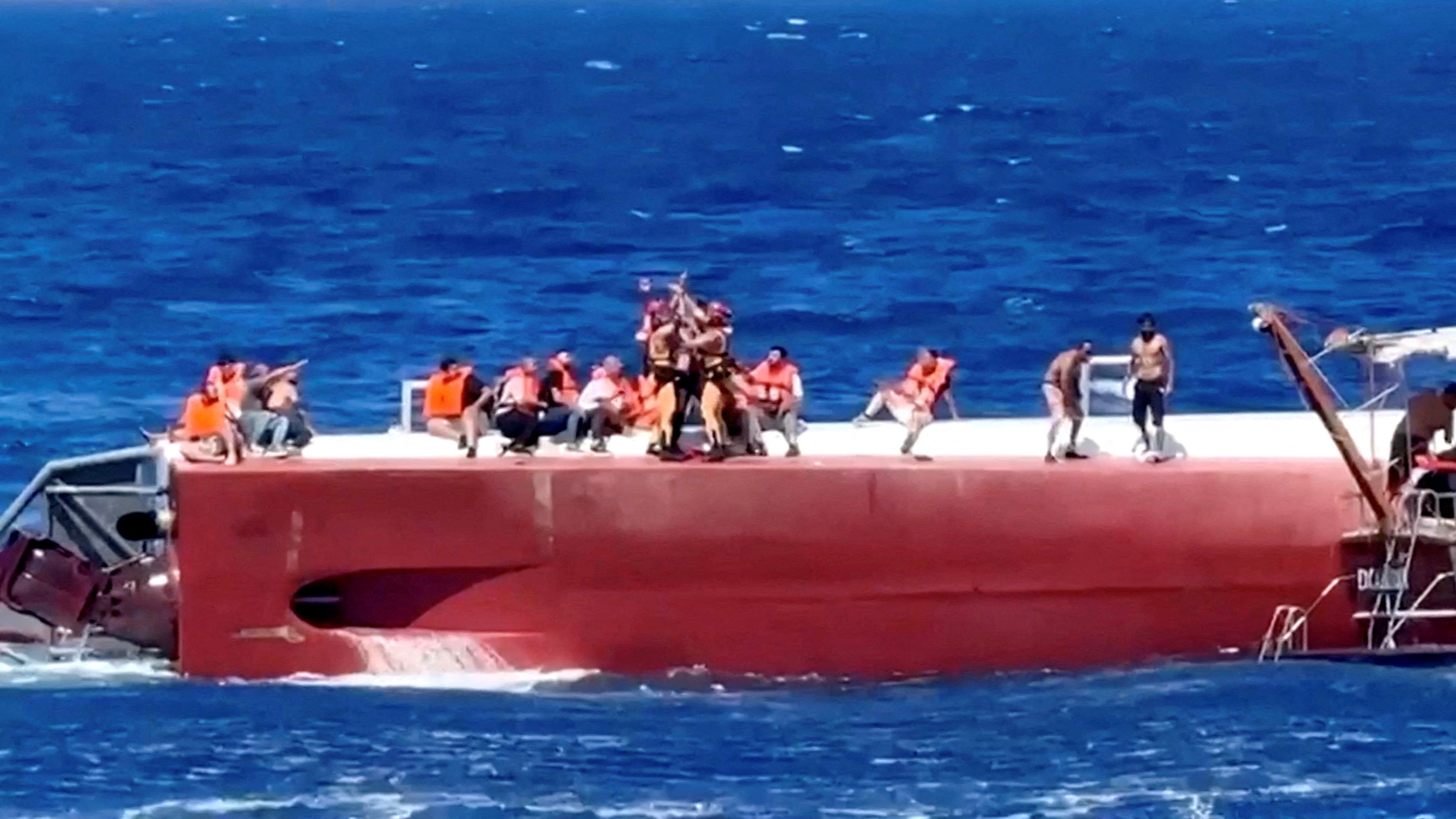 Naufr�gio de "ferry" na costa norte do Chipre faz pelo menos oito mortos