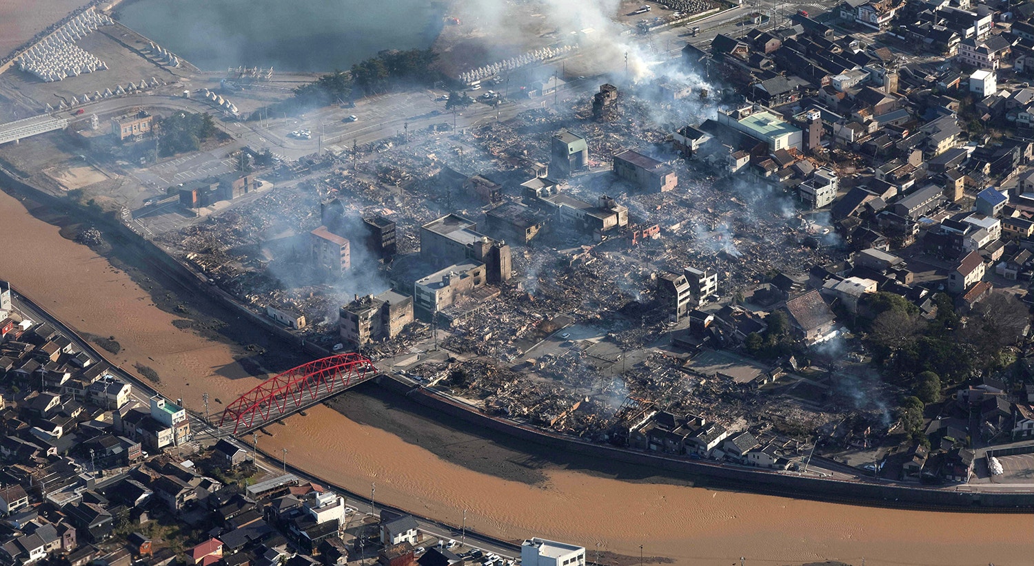  Uma vis&atilde;o a&eacute;rea revela os estragos na cidade de Wajima, a 2 de janeiro. | Foto: Jiji Press via EPA 