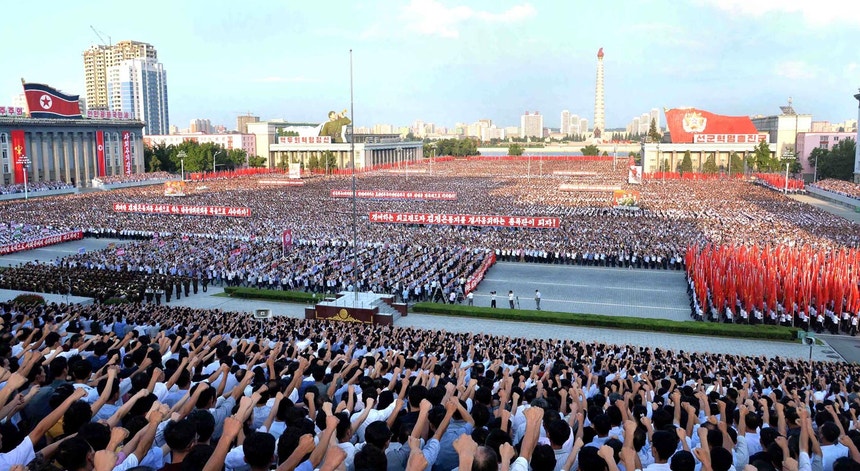 Uma manifestação de apoio do povo norte coreano ao regime em Pyongyang, dia 09 de agosto de 2017, horas depois do Presidente dos EUA, Donald Trump, avisar o país com "fogo e fúria" nunca vistos em caso de ataque aos Estados Unidos.
