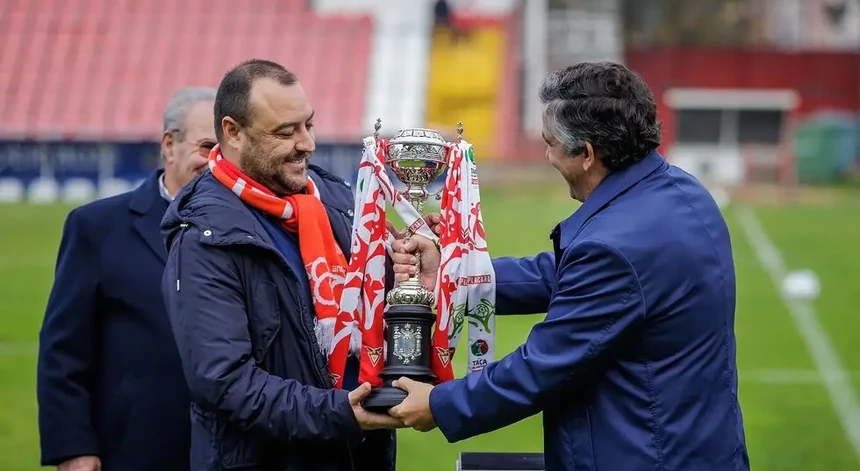 A Taça de Portugal foi devolvida ao clube em pleno relvado do Estádio do CD Aves

