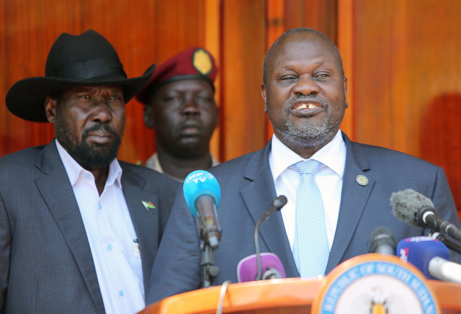 Salva Kiir. Presidente do Sud&atilde;o do Sul, &agrave; esquerda, junto ao arquirival e vice.presidente Riek Machar em fevereiro de 2020 Foto - Reuters