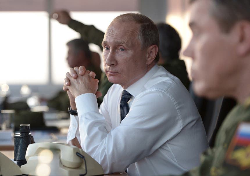 Presidente russo Vladimir Putin, a observar exercícios militares na região de Orenburg, Rússia, a 19 de setembro de 2015 Foto: Reuters