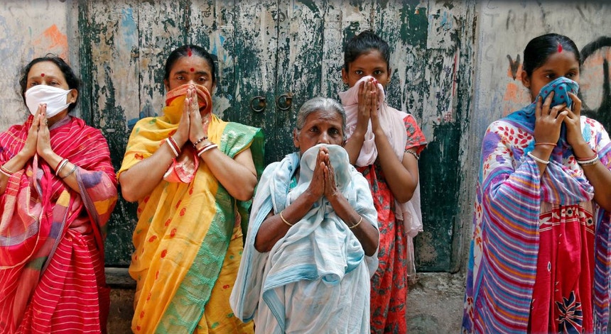 Um grupo de mulheres indianas reza numa igreja Hindu
