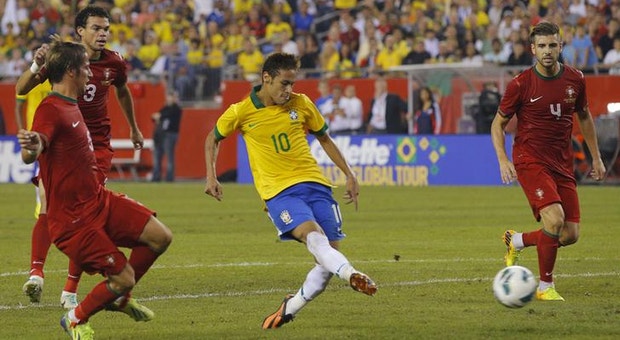 Neymar, ao centro, no momento em que remata para golo
