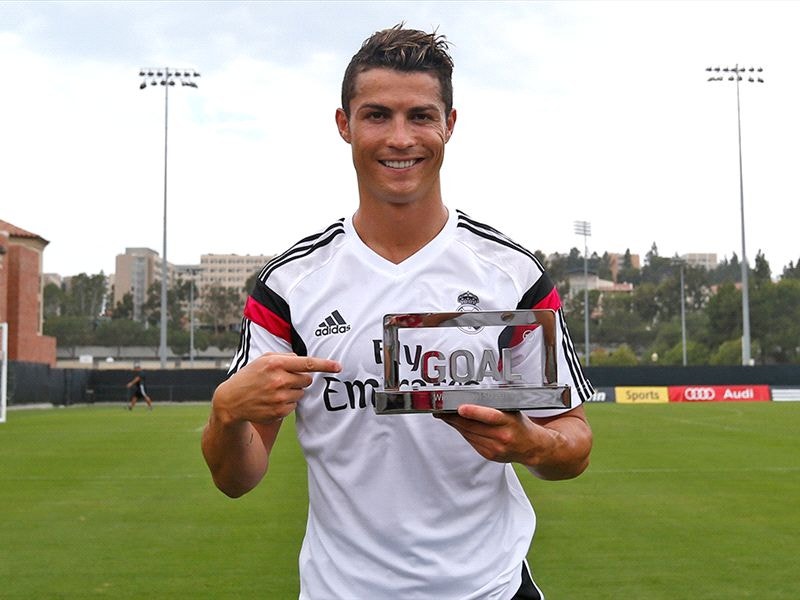  28 de julho - Ronaldo vence, pela terceira vez, pr&eacute;mio Goal 50, que distingue o melhor jogador da &eacute;poca 