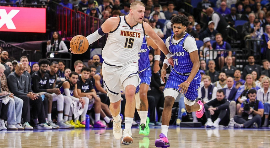 Imagem de NBA. Nikola Jokic sofre lesão no joelho esquerdo na derrota frente aos Heat