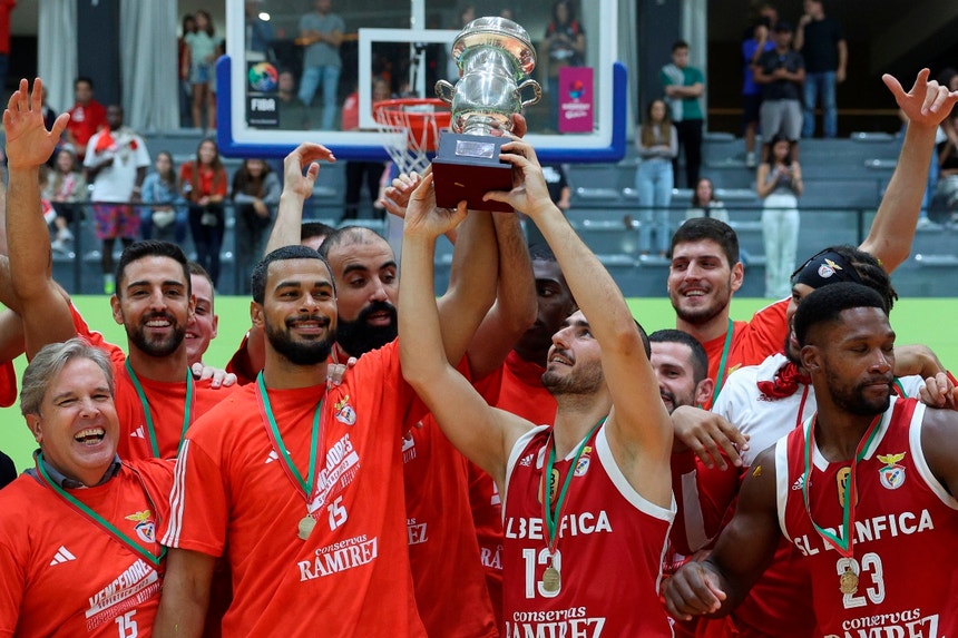 Benfica vence por um ponto e conquista Taça de Portugal de basquetebol -  SIC Notícias