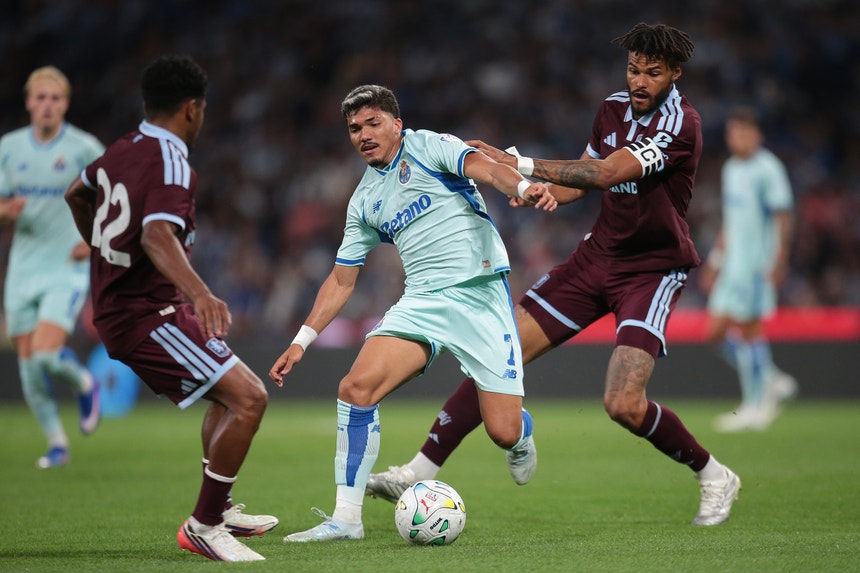 Imagem de FC Porto vence Aston Villa no jogo de apresentação aos sócios