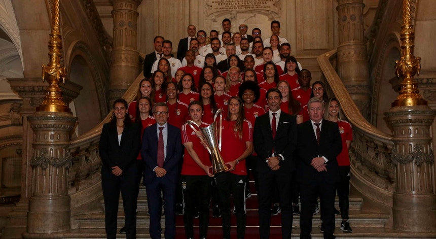 A equipa de futebol feminino do Benfica foi recebida na câmara de Lisboa pelo bicampeonato conquistado
