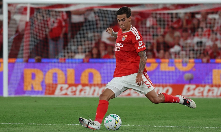 Imagem de Médio do Benfica Enzo Barrenechea operado ao joelho esquerdo