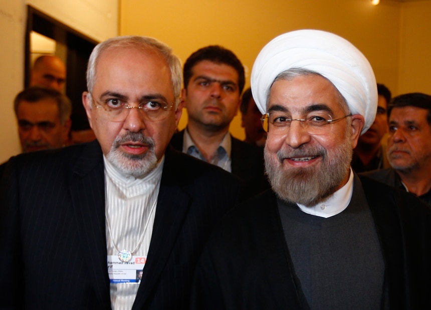 Imagem relacionada com a notícia: O ministro dos Negócios Estrangeiros do Irão, Javad Zarif (Esq) ao lado do Presidente do Irão, Hassan Rouhani, em janeiro de 2014
