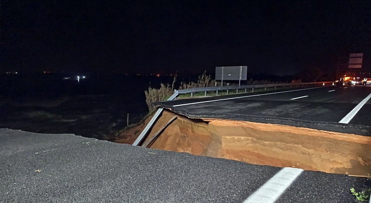 Viaduto ruiu após colapso de dique. Reposição do trânsito na A1 em Coimbra vai levar "semanas"
