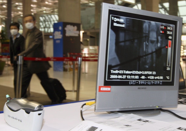  Tamb&eacute;m num aeroporto tailand&ecirc;s os passageiros passam atrav&eacute;s de scanners que detectam a temperatura. (Rungroj Yongrit /EPA)  