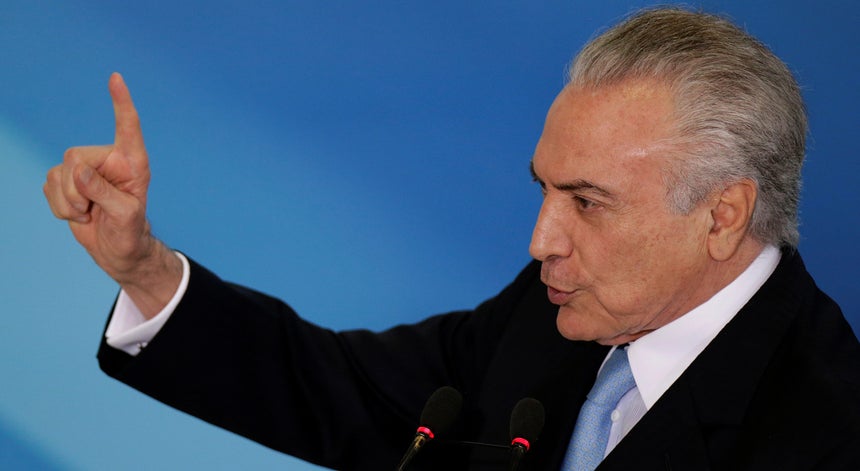 Juízes brasileiros mantêm Michel Temer na Presidência do Brasil