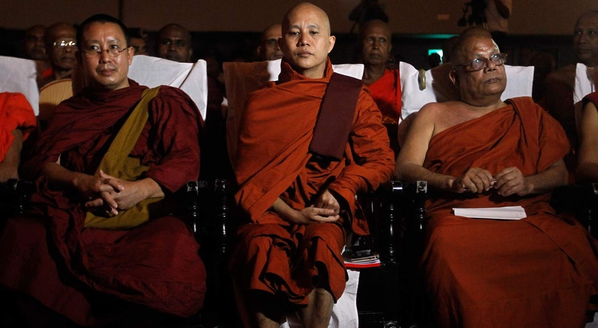 Ashin Wirathu (ao centro)
