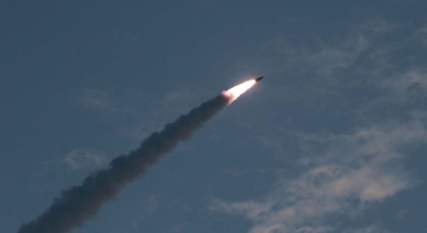 Segundo o Ministério japonês da Defesa, o míssil balístico norte-coreano “voou durante 71 minutos”
