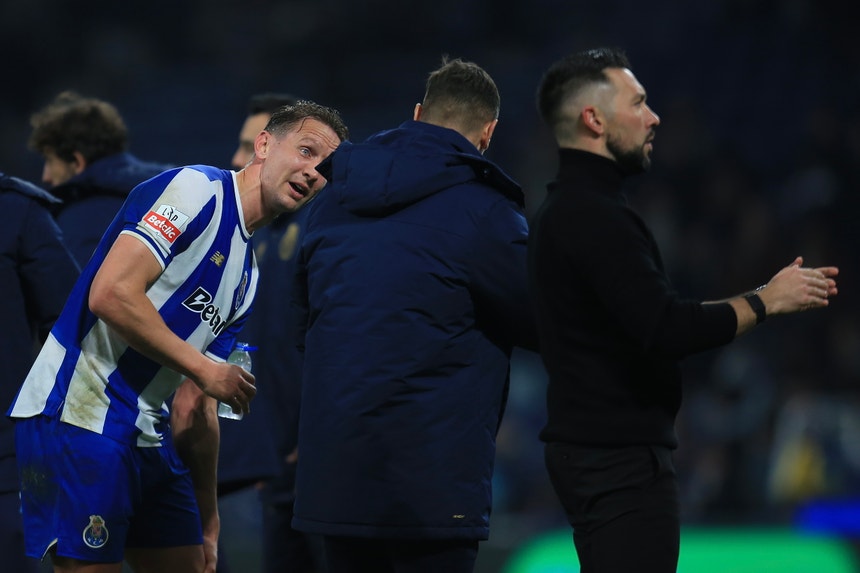 Luuk de Jong sofre lesão em ligamento cruzado do joelho esquerdo