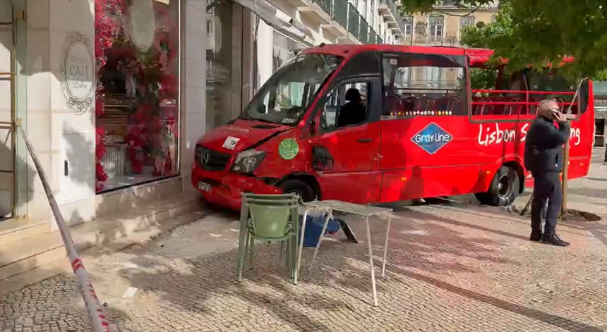 Imagem ilustrativa: Despiste de autocarro de turismo no centro de Lisboa faz três feridos