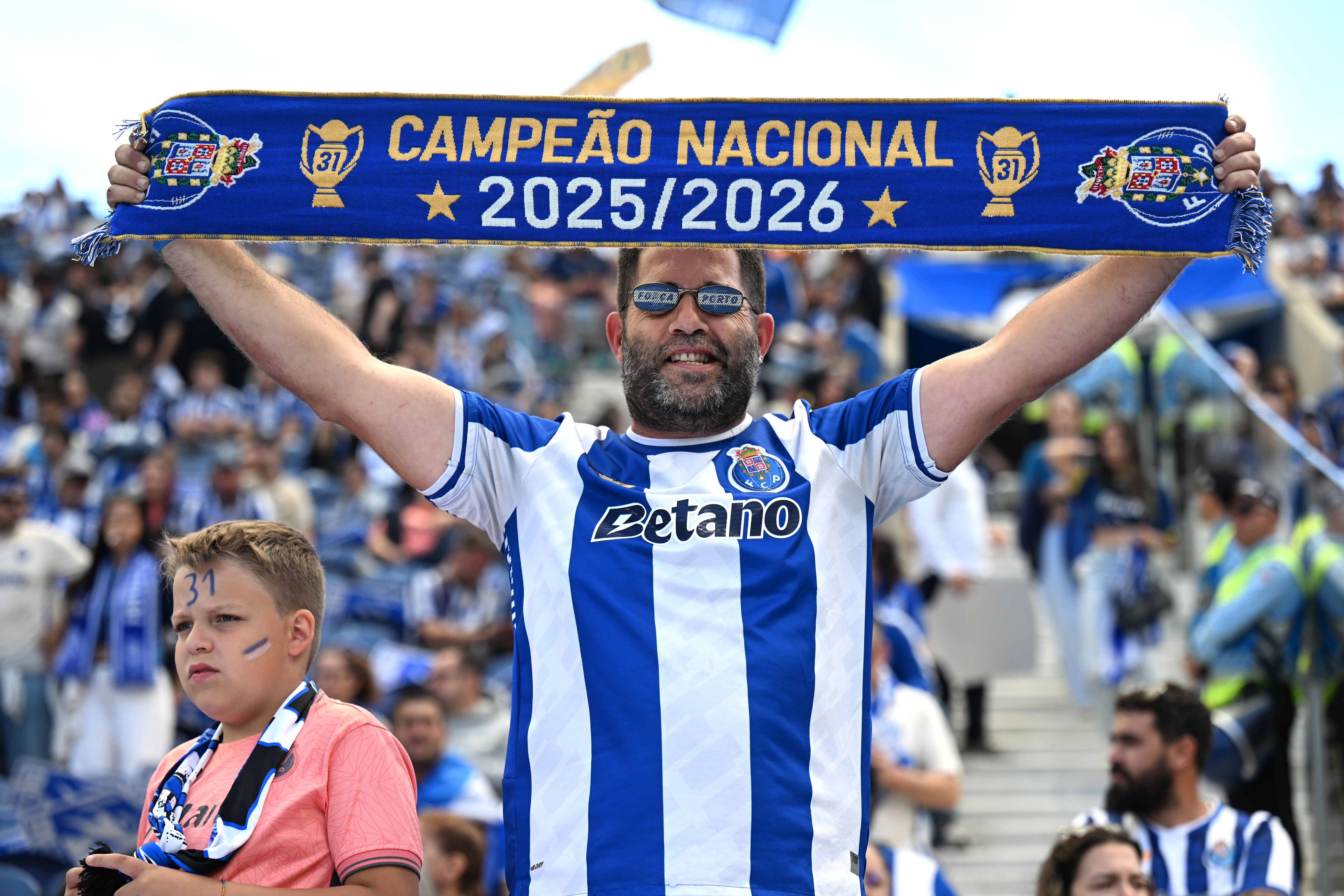 FC Porto campeão. Milhares na Ribeira e nas ruas do Porto fazem a festa do 31.º titulo