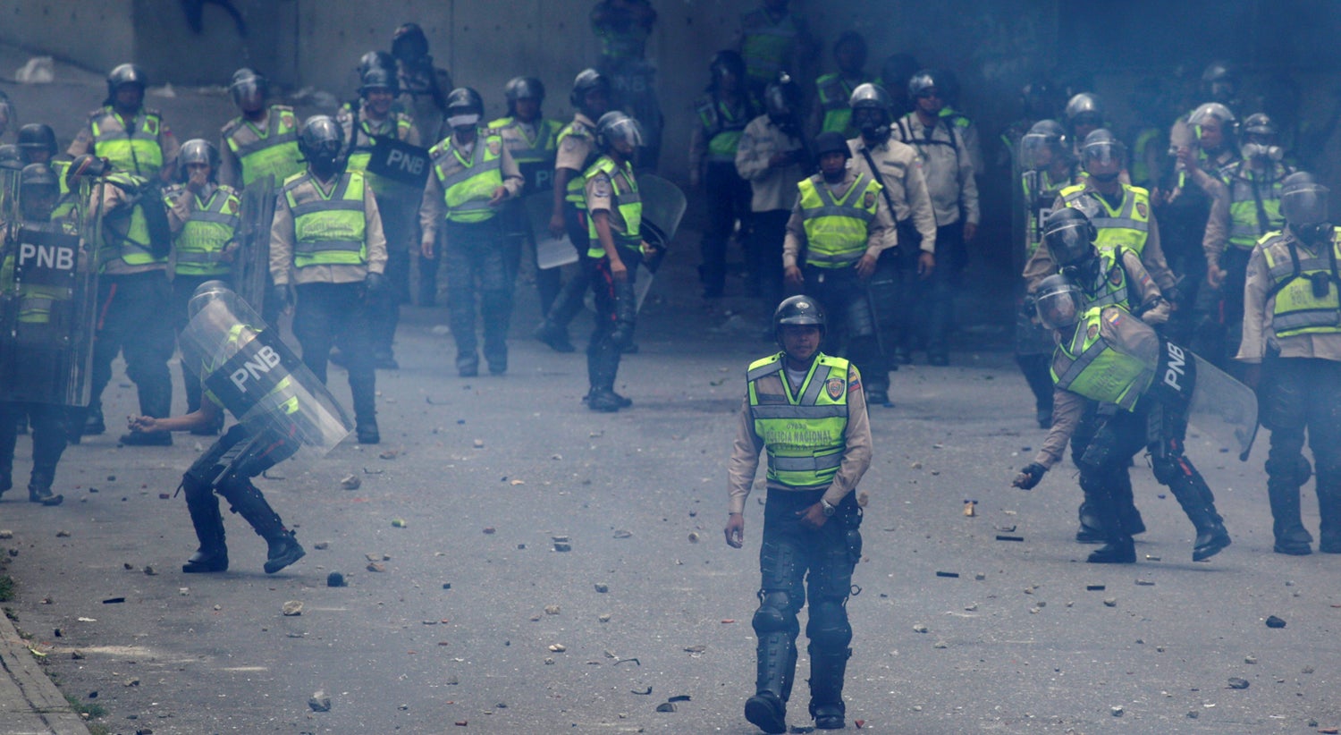 Confrontos em Caracas durante a manifesta&ccedil;&atilde;o anti-Maduro. Foto: Marco Bello - Reuters