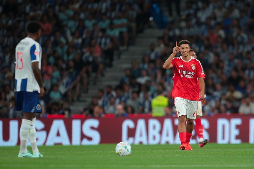 Imagem de Liga Nações. Alexander Bah dispensado dos trabalhos da seleção dinamarquesa