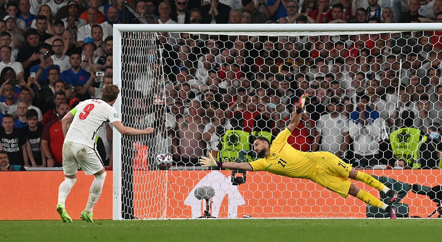  Foi a vez da Inglaterra. Harry Kane bate o guarda-redes italiano. It&aacute;lia 1(1), Inglaterra 1(1) | Foto: Paul Ellis - Reuters 