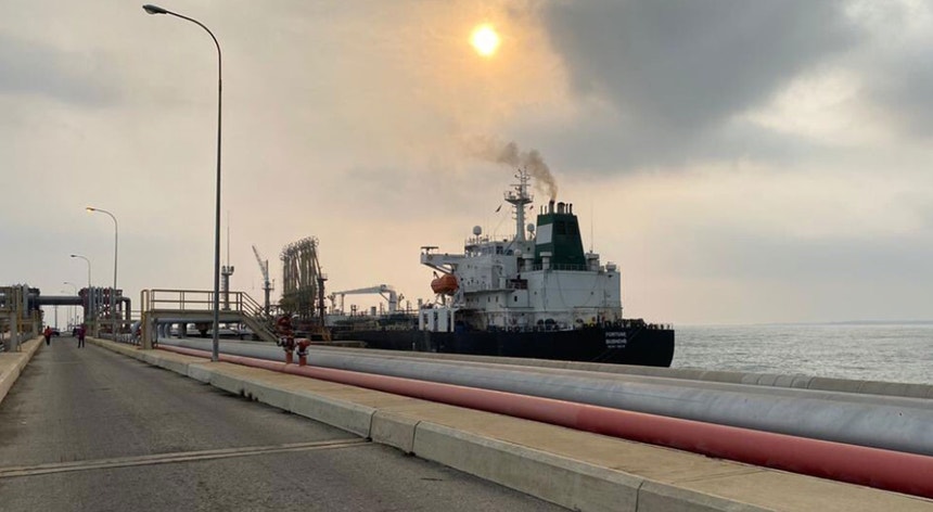 Imagem do petroleiro iraniano no porto venezuelano
