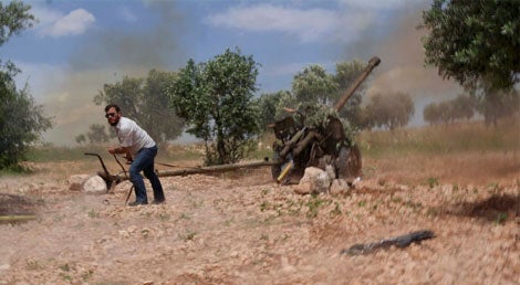 Combatente do Ex&eacute;rcito S&iacute;ria Livre dispara contra o Ex&eacute;rcito s&iacute;rio em Aleppo a 17 de maio de 2013