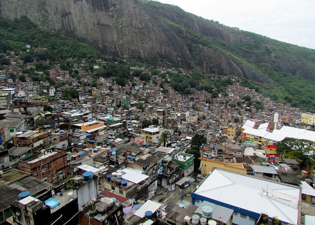  5&ordm; O Brasil tem 203.429.773 pessoas e 30 por cento da popula&ccedil;&atilde;o urbana vive em favelas. 