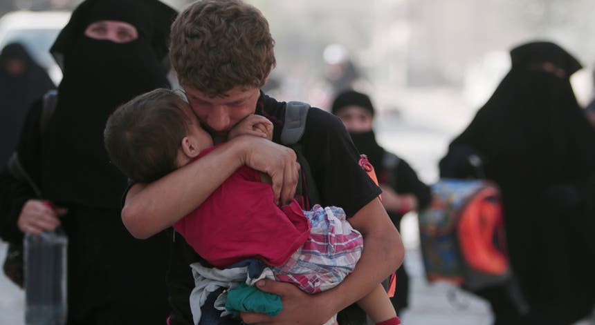 Um civil carrega uma criança depois de ser evacuado de um bairro de Aleppo. Foto: Rodi Said - Reuters Um civil carrega uma criança depois de ser evacuado de um bairro de Aleppo. Foto: Rodi Said - Reuters
