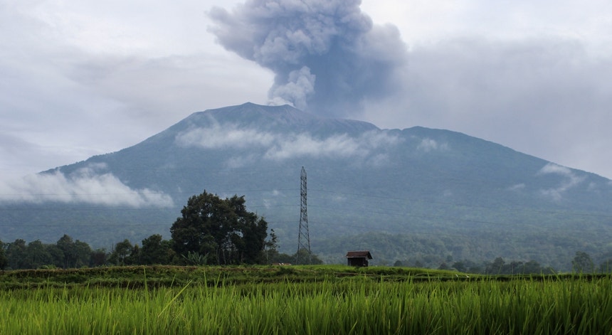 Os efeitos do vulcão Marapi já custaram a vida a 13 pessoas
